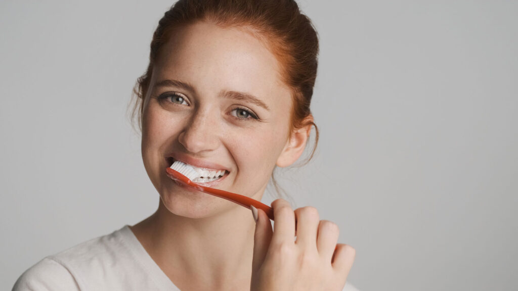 El cepillado no es suficiente: lo que tu dentista quisiera que supieras sobre prevención