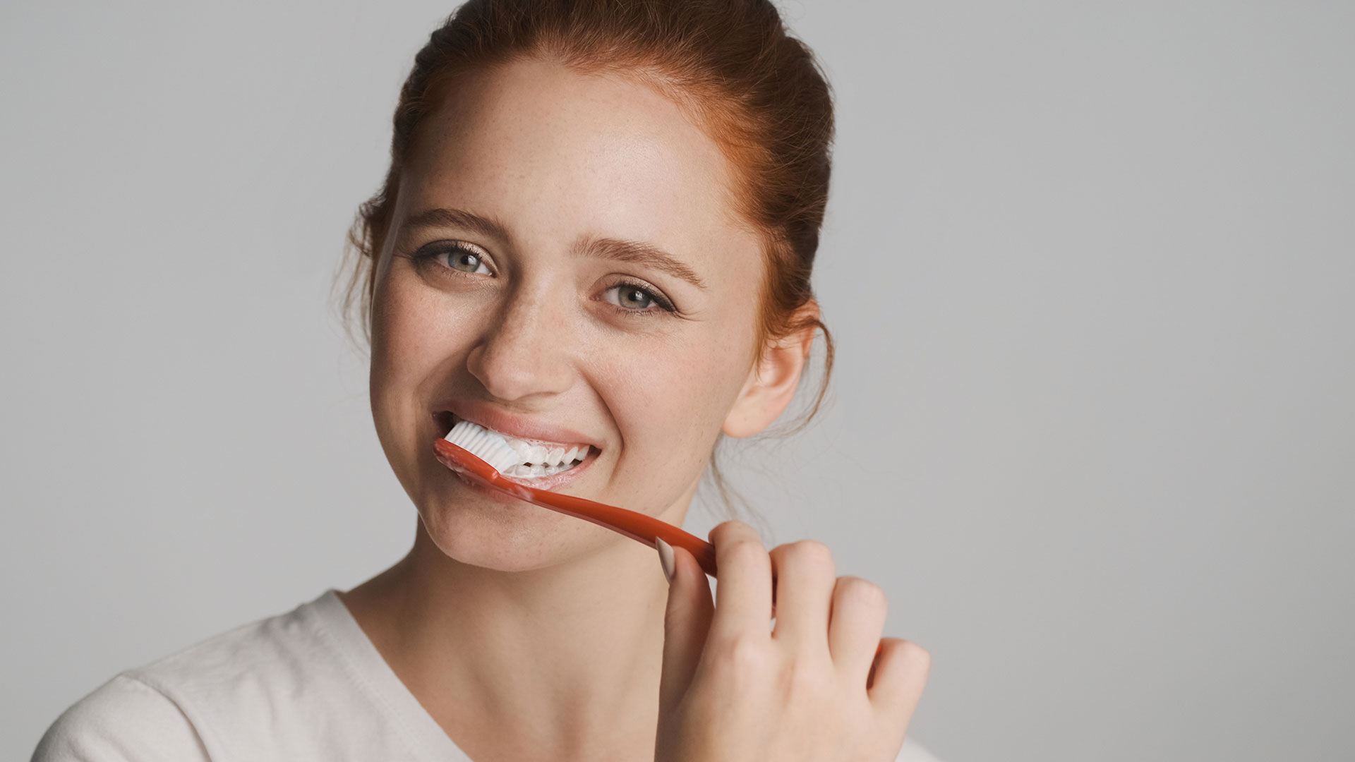 El cepillado no es suficiente: lo que tu dentista quisiera que supieras sobre prevención