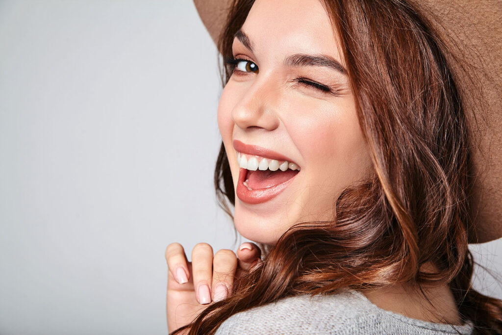 Sonrisas naturales vs sonrisas de Hollywood: la nueva regla de la estética dental