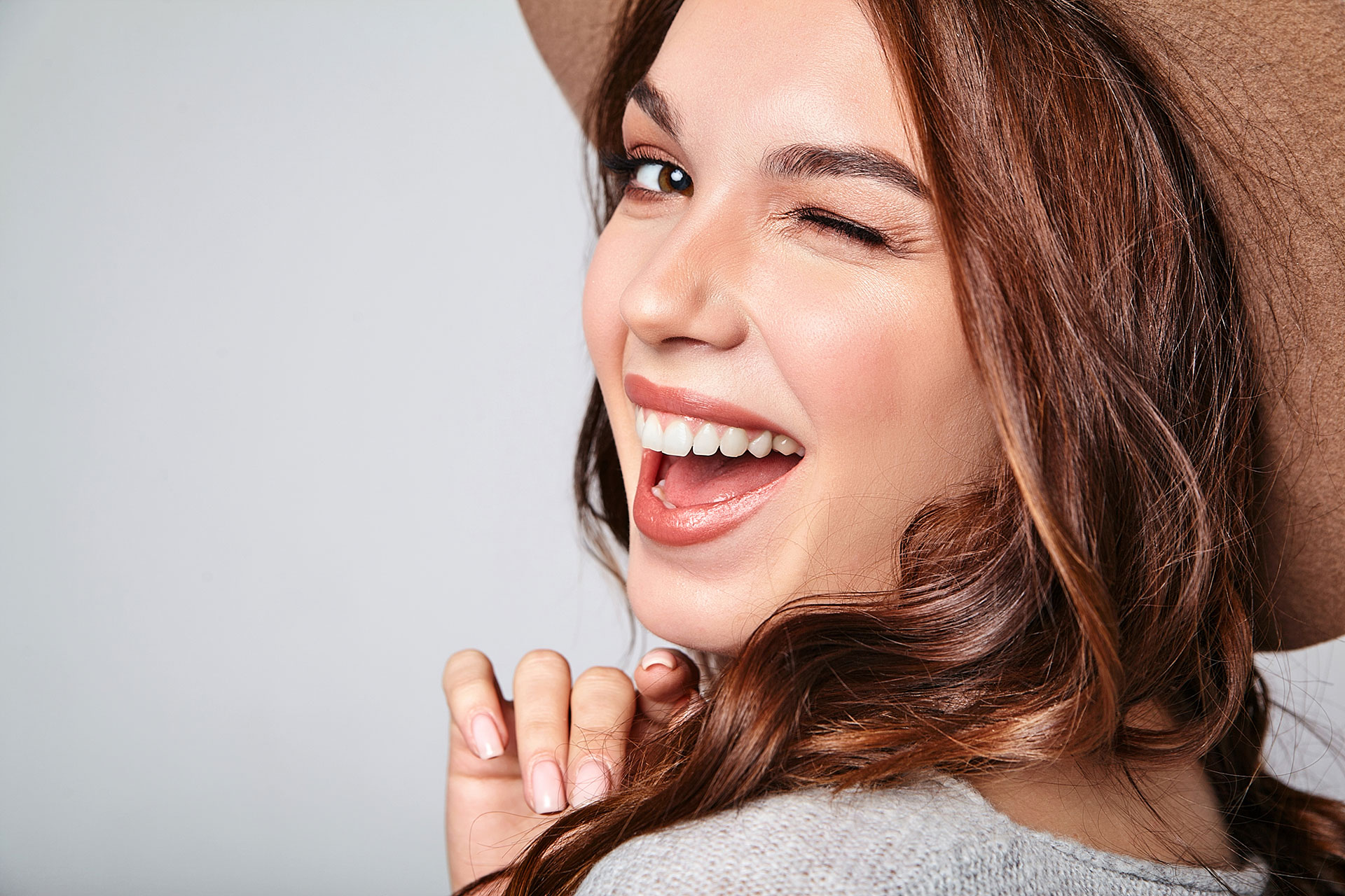 Sonrisas naturales vs sonrisas de Hollywood: la nueva regla de la estética dental